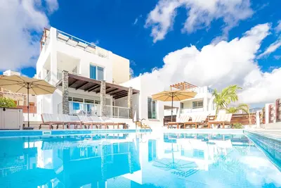 Coeur de Coral Bay, terrasse sur le toit, piscine chauffée et bain à remous, proche des commodités