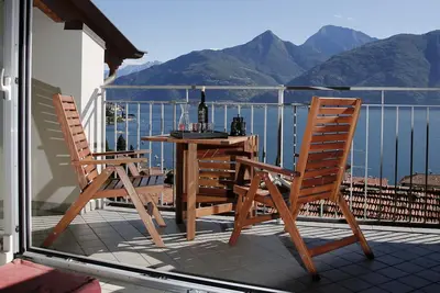 Belle maison près du bord de l'eau. Vue panoramique sur le lac et la montagne