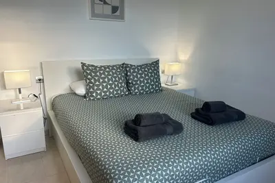 Image de Ligne de front, contemporain, récemment rénové, vue imprenable sur mer, piscine, WiFi, Sky