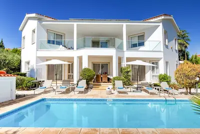 Image de Villa 5 *, baie de corail, juste en face de la plage de Corallia, piscine chauffée privée, jeu