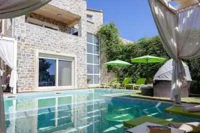 Image de Villa en pierre, à seulement 2 km des espaces de vie et de la plage