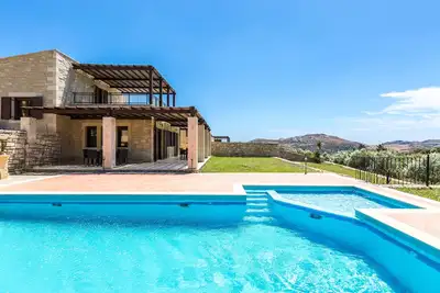 Image de Villa Poseidon! Piscine privée, vue imprenable sur la mer, à distance de marche des commerces!
