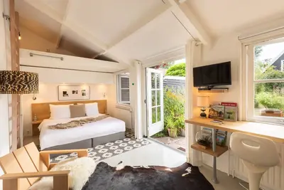 Image de B & B de luxe dans un village historique à 10 km du centre d'Amsterdam