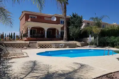 Une villa individuelle de 5 chambres avec jardins matures donnant sur le 15ème trou à Bonalba
