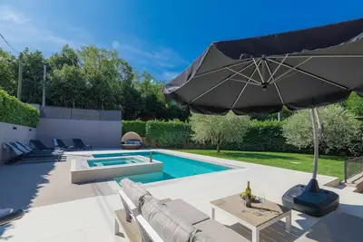 Image de Maison de vacances avec piscine privée, climatisation, Wifi, bain à remous, Tv, terrasse, parking