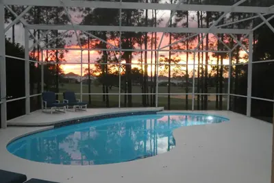 Magnifique villa au coucher du soleil avec vue sur le golf. 15 minutes de Disney.