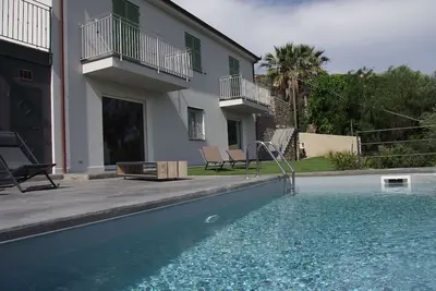 Image de Villa moderne avec terrasse piscine privée surplombant la mer et les montagnes