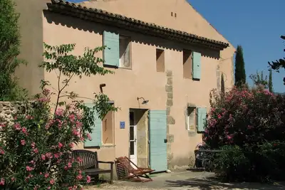 Image de Mas provençal avec piscine au cœur d'un vignoble en Luberon - Domaine du Coffre