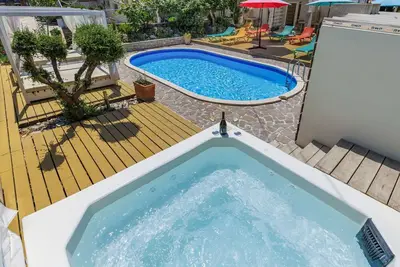 Image de Bel appartement pour 4 personnes avec climatisation, piscine, Wifi, Tv, terrasse et parking