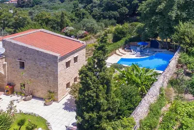 Image de Un monument historique situé dans un village traditionnel à côté de la plage et de la ville!