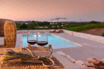 Trulli enchanteurs avec piscine panoramique