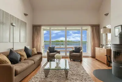 Maison de 4 lits au bord du lac / 3 salles de bains, 8 couchages + 1 enfant sur lit Z, piscines / restaurant