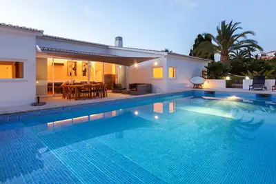 Image de Incroyable Villa sur la deuxième ligne des maisons de la mer avec piscine privée.