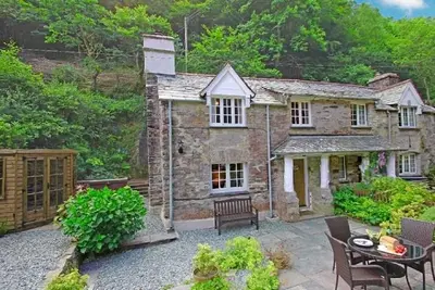 Image de Alice's Cottage, se dresse dans la magnifique vallée boisée à Watergate