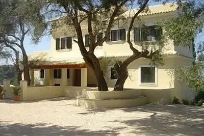 Image de Belle villa moderne avec grande piscine et vue fantastique sur la mer.