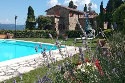Situé au-dessus de Mercatale di Cortona, à la frontière entre l’Ombrie et la Toscane. Wi-Fi gratuit
