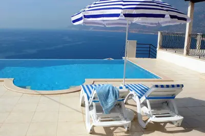 Image de Villa luxueuse avec piscine, emplacement de rêve au bord de la mer