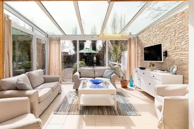 Image de Maison de vacances près de la plage avec jardin d'hiver