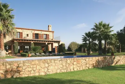 Image de Noble nouvelle finca de construction avec classe et confort dans un paysage à couper le souffle.