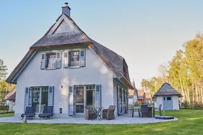 Image de Maison de vacances de rĂŞve sous le toit de chaume pour les plus hautes exigences Ă Glowe on RĂĽgen