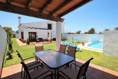 Image de Belle maison de vacances spacieuse avec piscine privée pour 6-7 personnes