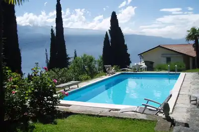 Image de Maison de vacances 2-10 P. , calme, gr. Jardin, piscine, vue magnifique sur le lac \/ Monte Baldo