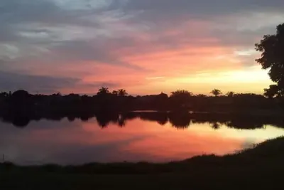 Image de Droit d'emplacement fantastique sur le lac, avec piscine et terrasse sur le côté ouest