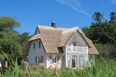 Image de Schilfhaus-Darss, gîte de charme sous un toit de chaume dans un endroit fantastique de la baie
