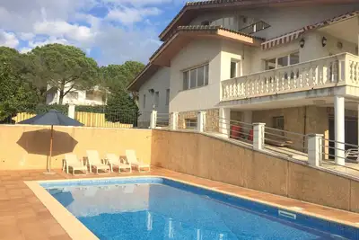 Spacieuse Villa de vacances à Tordera, , 12 personnes avec gr. Piscine, à seulement 10 minutes de la plage