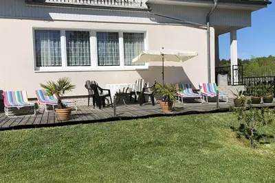 Image de Détendez-vous et détendez-vous dans un appartement confortable avec une grande terrasse ensoleillée