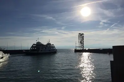 Vue de rêve directement sur le lac de Constance dans le centre-ville avec une proximité immédiate avec le lac à la marina