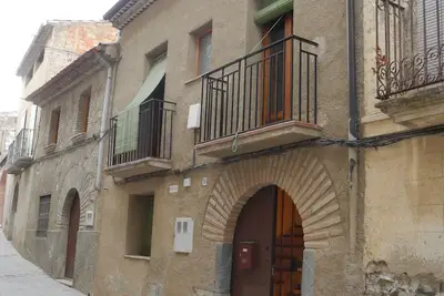 Image de Le maïs rose avec air et lumière surplombant la cime des arbres du village