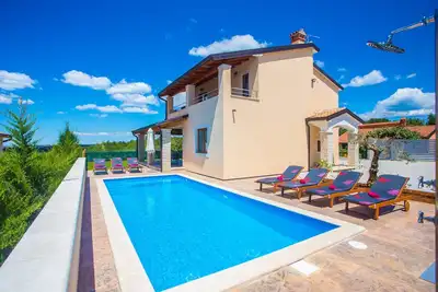 Belle villa avec piscine, vue Spectaculaire, barbecue, WiFi gratuit