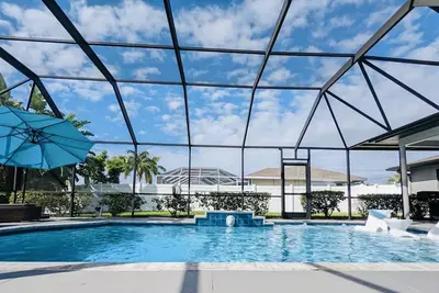 Fantastique emplacement calme au sud sur le canal avec accès au golf, piscine, terrasse, jardin