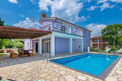 Belle villa moderne avec piscine et vue mer