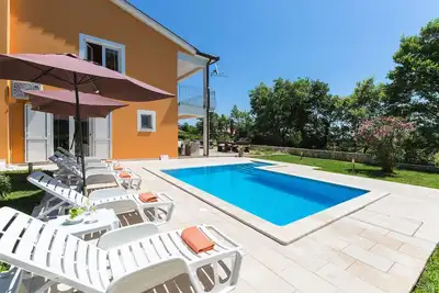 DERNIÈRE Minute -50%! Pool Villa à 2, 5 km de la mer, environnement privé de 920 m2