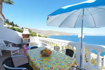 Image de Villa près de la plage avec de grandes terrasses orientées au sud et vue imprenable sur mer