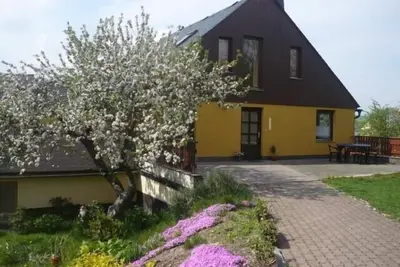 Image de Style maison de campagne, 80 m², terrasse ensoleillée, aire de jeux, 2 chambres, jusqu'à 5 personnes