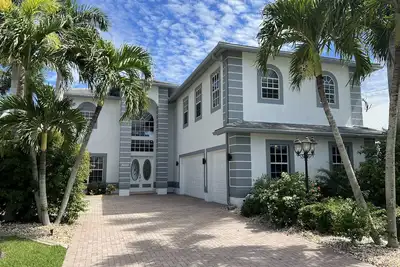 Image de *** *** un emplacement unique à 400 mètres carrés situé sur la rivière Caloosahatchee ***