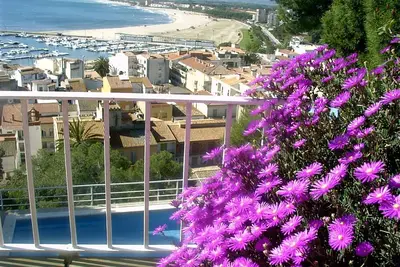 Image de Appartement dans un endroit en bord de mer avec piscine et jardin avec pelouse,