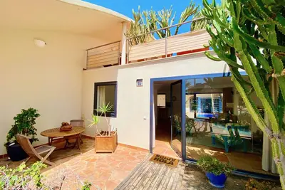 Image de Grand bungalow avec piscine, la mer à quelques min. , cour d'intérieure abritée