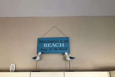 Image de Face à l'entrée de la plage, internet, parking privé