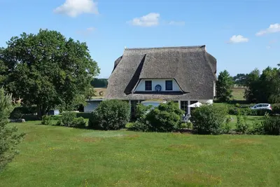 Image de Maison au toit de chaume confortable sur 6000 mètres carrés de terrain naturel près du port de Wieck