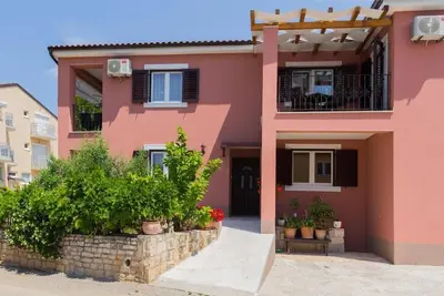 Image de Appartement moderne et neuf pour les couples et les familles avec balcon. Près de la plage