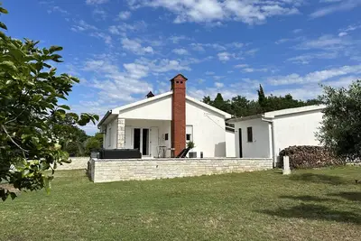 Maison de vacances sur un grand terrain dans le village de Marcana, à 10 minutes de la mer / plage