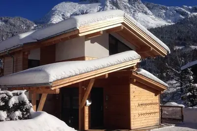 Chalet moderne avec une vue unique directement sur la piste de ski
