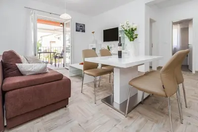 Image de Charmant appartement neuf avec terrasse près des plages de Funtana