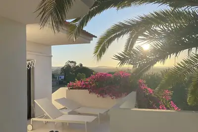 Image de Profitez de la grande piscine et des environs verdoyants. Proche de la plage et au calme.