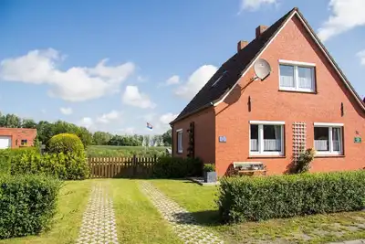 Image de Maison de vacances avec grande propriété clôturée directement sur le canal - récemment rénovée!