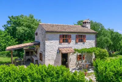 Image de Maison en pierre d'Istrie avec cheminée et jardin, à 2 km de la mer